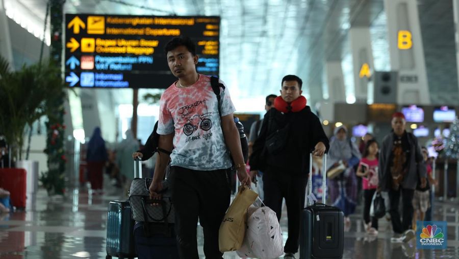 Petugas PT Angkasa Pura (AP) II (Persero) memantau pergerakan  posko terpadu pengamanan dan pelayanan bagi penumpang periode Natal 2023 dan tahun baru 2024 di Terminal 1B Bandara Soekarno-Hatta, Tangerang, Banten, Rabu (27/12/2023). (CNBC Indonesia/Tri Susilo)