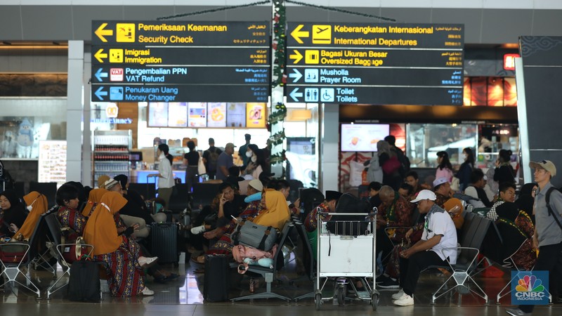 Petugas PT Angkasa Pura (AP) II (Persero) memantau pergerakan posko terpadu pengamanan dan pelayanan bagi penumpang periode Natal 2023 dan tahun baru 2024 di Terminal 1B Bandara Soekarno-Hatta, Tangerang, Banten, Rabu (27/12/2023). Petugas PT Angkasa Pura (AP) II (Persero) memantau pergerakan posko terpadu pengamanan dan pelayanan bagi penumpang periode Natal 2023 dan tahun baru 2024 di Terminal 1B Bandara Soekarno-Hatta, Tangerang, Banten, Rabu (27/12/2023). (CNBC Indonesia/Tri Susilo)