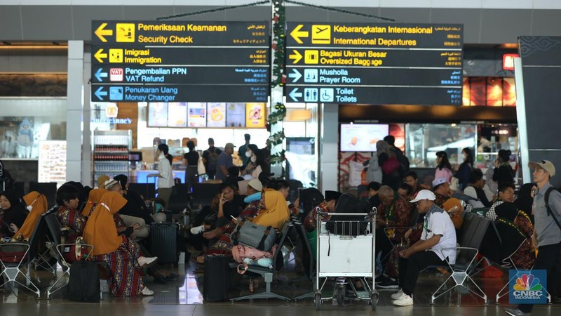 Petugas PT Angkasa Pura (AP) II (Persero) memantau pergerakan  posko terpadu pengamanan dan pelayanan bagi penumpang periode Natal 2023 dan tahun baru 2024 di Terminal 1B Bandara Soekarno-Hatta, Tangerang, Banten, Rabu (27/12/2023). (CNBC Indonesia/Tri Susilo)