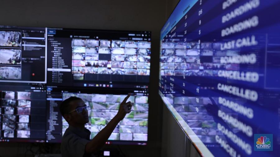 Petugas PT Angkasa Pura (AP) II (Persero) memantau pergerakan  posko terpadu pengamanan dan pelayanan bagi penumpang periode Natal 2023 dan tahun baru 2024 di Terminal 1B Bandara Soekarno-Hatta, Tangerang, Banten, Rabu (27/12/2023). (CNBC Indonesia/Tri Susilo)