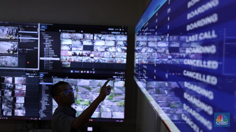 Petugas PT Angkasa Pura (AP) II (Persero) memantau pergerakan  posko terpadu pengamanan dan pelayanan bagi penumpang periode Natal 2023 dan tahun baru 2024 di Terminal 1B Bandara Soekarno-Hatta, Tangerang, Banten, Rabu (27/12/2023). (CNBC Indonesia/Tri Susilo)