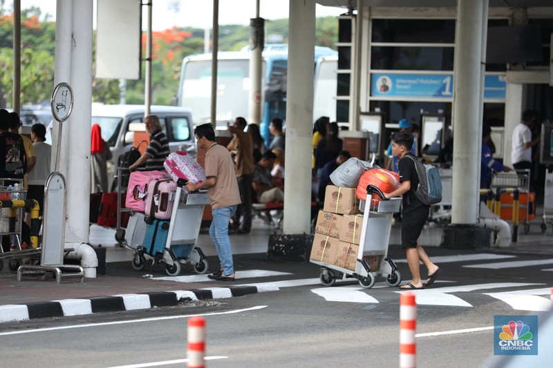 Petugas PT Angkasa Pura (AP) II (Persero) memantau pergerakan  posko terpadu pengamanan dan pelayanan bagi penumpang periode Natal 2023 dan tahun baru 2024 di Terminal 1B Bandara Soekarno-Hatta, Tangerang, Banten, Rabu (27/12/2023). (CNBC Indonesia/Tri Susilo)