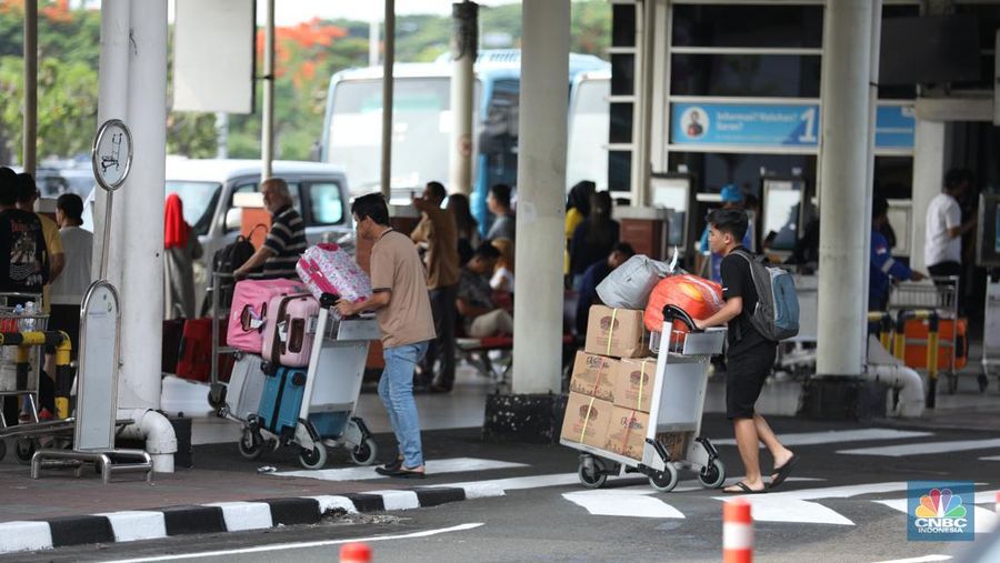 Petugas PT Angkasa Pura (AP) II (Persero) memantau pergerakan posko terpadu pengamanan dan pelayanan bagi penumpang periode Natal 2023 dan tahun baru 2024 di Terminal 1B Bandara Soekarno-Hatta, Tangerang, Banten, Rabu (27/12/2023). (²©²ÊÍøÕ¾/Tri Susilo)
