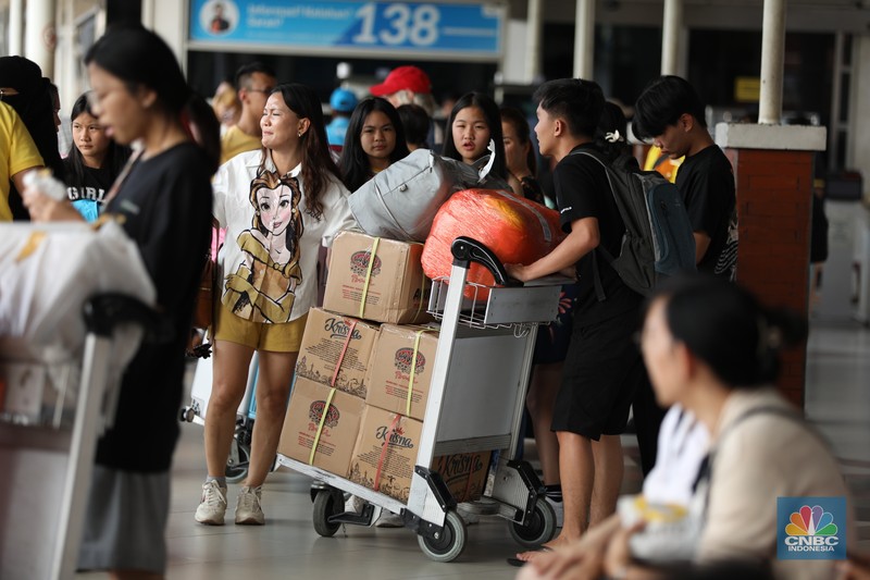 Petugas PT Angkasa Pura (AP) II (Persero) memantau pergerakan posko terpadu pengamanan dan pelayanan bagi penumpang periode Natal 2023 dan tahun baru 2024 di Terminal 1B Bandara Soekarno-Hatta, Tangerang, Banten, Rabu (27/12/2023). Petugas PT Angkasa Pura (AP) II (Persero) memantau pergerakan posko terpadu pengamanan dan pelayanan bagi penumpang periode Natal 2023 dan tahun baru 2024 di Terminal 1B Bandara Soekarno-Hatta, Tangerang, Banten, Rabu (27/12/2023). (CNBC Indonesia/Tri Susilo)