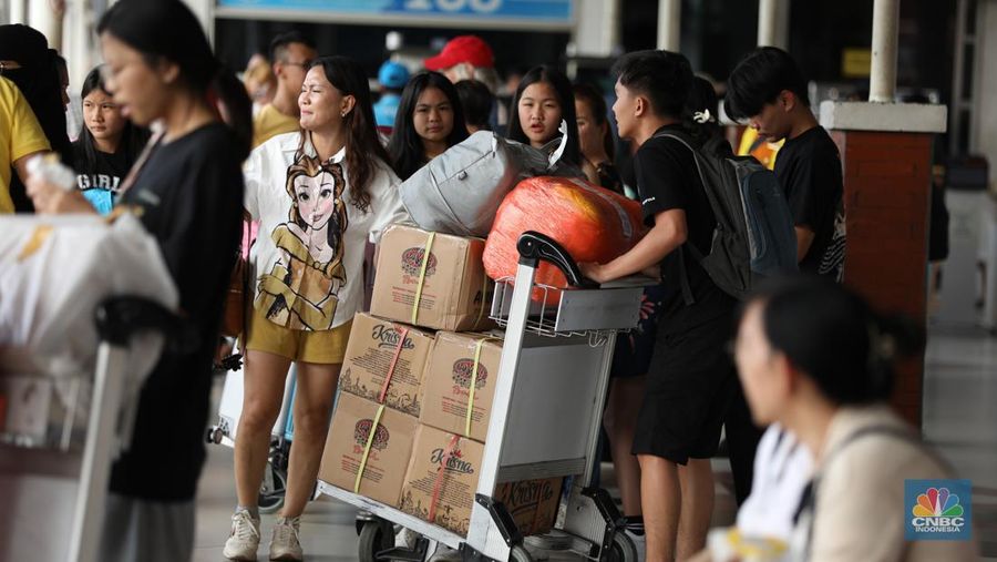 Petugas PT Angkasa Pura (AP) II (Persero) memantau pergerakan posko terpadu pengamanan dan pelayanan bagi penumpang periode Natal 2023 dan tahun baru 2024 di Terminal 1B Bandara Soekarno-Hatta, Tangerang, Banten, Rabu (27/12/2023). (²©²ÊÍøÕ¾/Tri Susilo)