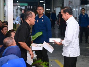 Momen Jokowi Makan Nasi Kotak Bersama Karyawan Pabrik di Sidoarjo