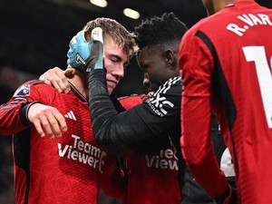 Momen Onana Lari Lintas Lapangan untuk Ikut Rayakan Gol Hojlund