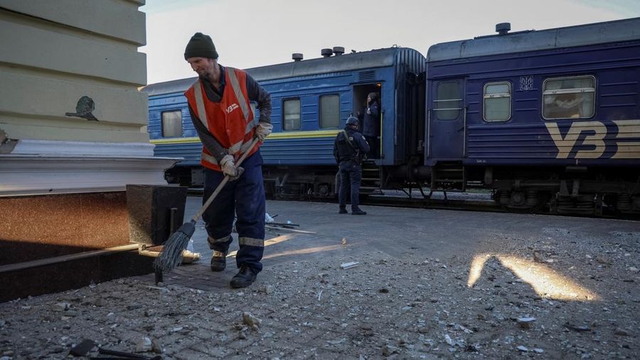 Seorang pekerja membersihkan area di lokasi serangan militer Rusia kemarin, di tengah serangan Rusia ke Ukraina, di stasiun kereta api di Kherson, Ukraina 27 Desember 2023. (REUTERS/Oleksandr Ratushniak)