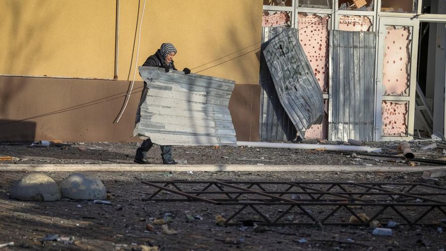 Seorang pekerja membersihkan area di lokasi serangan militer Rusia kemarin, di tengah serangan Rusia ke Ukraina, di stasiun kereta api di Kherson, Ukraina 27 Desember 2023. (REUTERS/Oleksandr Ratushniak)