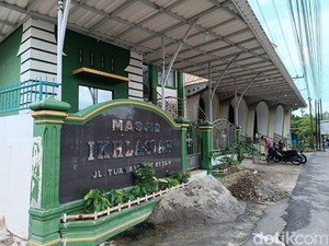 Pria di Medan Curi HP Jemaah Masjid, Modus Ikut Salat