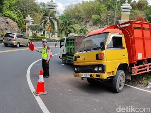 Truk Macet-Melintang di Tikungan Slumprit Jalan Wonosari