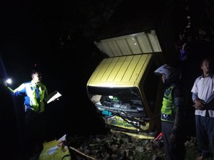Hindari Pemotor, Truk Boks Tabrak Tembok Vila di Puncak Bogor
