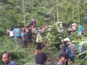 Momen Ibu Mau Lahiran di Mandiling Natal Ditandu Gegara Jalan Tertutup Longsor
