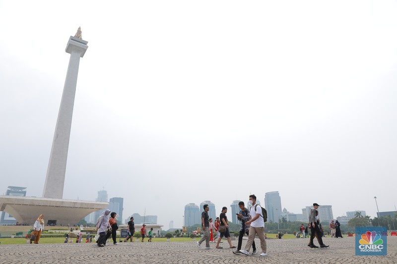 Warga ramai mengunjungi kawasan Monumen Nasional (Monas) di Jakarta, Rabu (27/12/2023). Warga ramai mengunjungi kawasan Monumen Nasional (Monas) di Jakarta, Rabu (27/12/2023). (CNBC Indonesia/Muhammad Sabki)