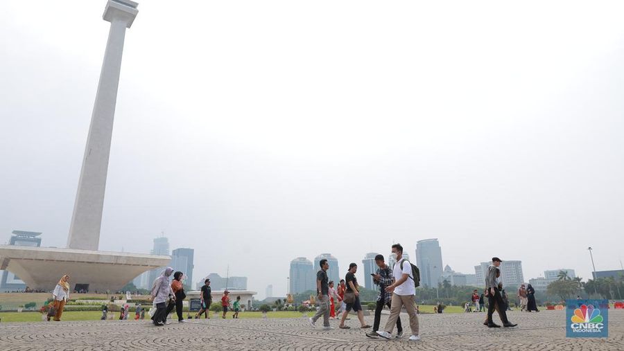 Warga ramai mengunjungi kawasan Monumen Nasional (Monas) di Jakarta, Rabu (27/12/2023). (CNBC Indonesia/Muhammad Sabki)