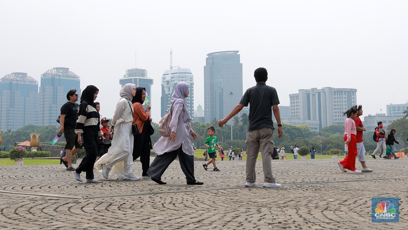 Warga ramai mengunjungi kawasan Monumen Nasional (Monas) di Jakarta, Rabu (27/12/2023). Warga ramai mengunjungi kawasan Monumen Nasional (Monas) di Jakarta, Rabu (27/12/2023). (CNBC Indonesia/Muhammad Sabki)