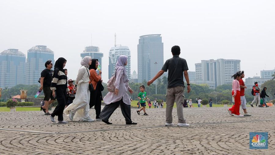 Warga ramai mengunjungi kawasan Monumen Nasional (Monas) di Jakarta, Rabu (27/12/2023). (CNBC Indonesia/Muhammad Sabki)