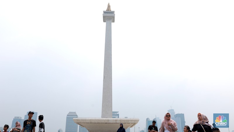 Warga ramai mengunjungi kawasan Monumen Nasional (Monas) di Jakarta, Rabu (27/12/2023). Warga ramai mengunjungi kawasan Monumen Nasional (Monas) di Jakarta, Rabu (27/12/2023). (CNBC Indonesia/Muhammad Sabki)