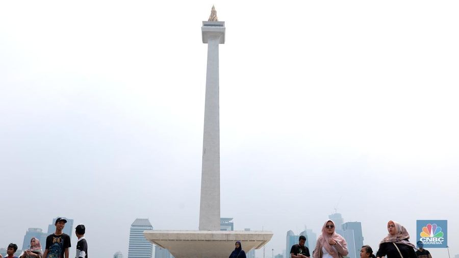 Warga ramai mengunjungi kawasan Monumen Nasional (Monas) di Jakarta, Rabu (27/12/2023). (CNBC Indonesia/Muhammad Sabki)
