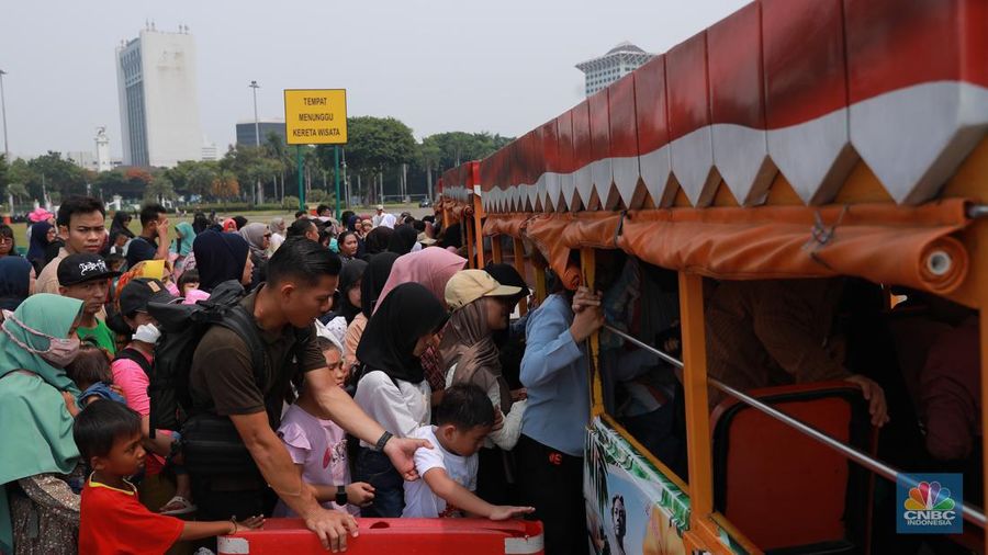 Warga ramai mengunjungi kawasan Monumen Nasional (Monas) di Jakarta, Rabu (27/12/2023). (CNBC Indonesia/Muhammad Sabki)