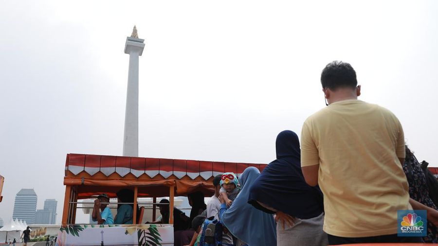 Warga ramai mengunjungi kawasan Monumen Nasional (Monas) di Jakarta, Rabu (27/12/2023). (CNBC Indonesia/Muhammad Sabki)