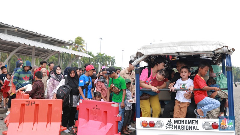 Warga ramai mengunjungi kawasan Monumen Nasional (Monas) di Jakarta, Rabu (27/12/2023). Warga ramai mengunjungi kawasan Monumen Nasional (Monas) di Jakarta, Rabu (27/12/2023). (CNBC Indonesia/Muhammad Sabki)