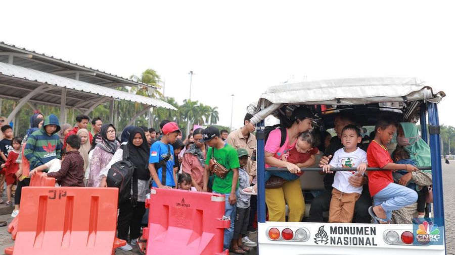 Warga ramai mengunjungi kawasan Monumen Nasional (Monas) di Jakarta, Rabu (27/12/2023). (CNBC Indonesia/Muhammad Sabki)