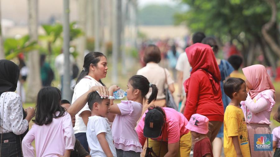 Warga ramai mengunjungi kawasan Monumen Nasional (Monas) di Jakarta, Rabu (27/12/2023). (CNBC Indonesia/Muhammad Sabki)