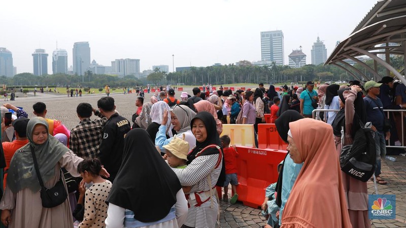 Warga ramai mengunjungi kawasan Monumen Nasional (Monas) di Jakarta, Rabu (27/12/2023). (CNBC Indonesia/Muhammad Sabki)