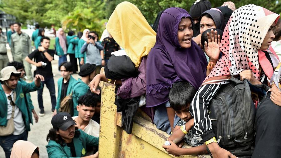Aksi unjuk rasa untuk deportasi pengungsi Rohingya di Banda Aceh, Provinsi Aceh, Rabu (27/12/2023). (REUTERS/Riska Munawarah)