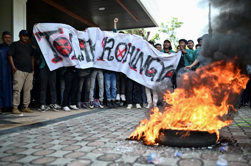 Aksi unjuk rasa untuk deportasi pengungsi Rohingya di Banda Aceh, Provinsi Aceh, Rabu (27/12/2023). (REUTERS/Riska Munawarah) Aksi unjuk rasa untuk deportasi pengungsi Rohingya di Banda Aceh, Provinsi Aceh, Rabu (27/12/2023). (REUTERS/Riska Munawarah)