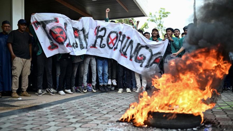 Aksi unjuk rasa untuk deportasi pengungsi Rohingya di Banda Aceh, Provinsi Aceh, Rabu (27/12/2023). (REUTERS/Riska Munawarah)
