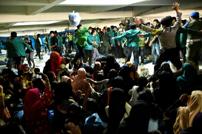 Aksi unjuk rasa untuk deportasi pengungsi Rohingya di Banda Aceh, Provinsi Aceh, Rabu (27/12/2023). (REUTERS/Riska Munawarah)
