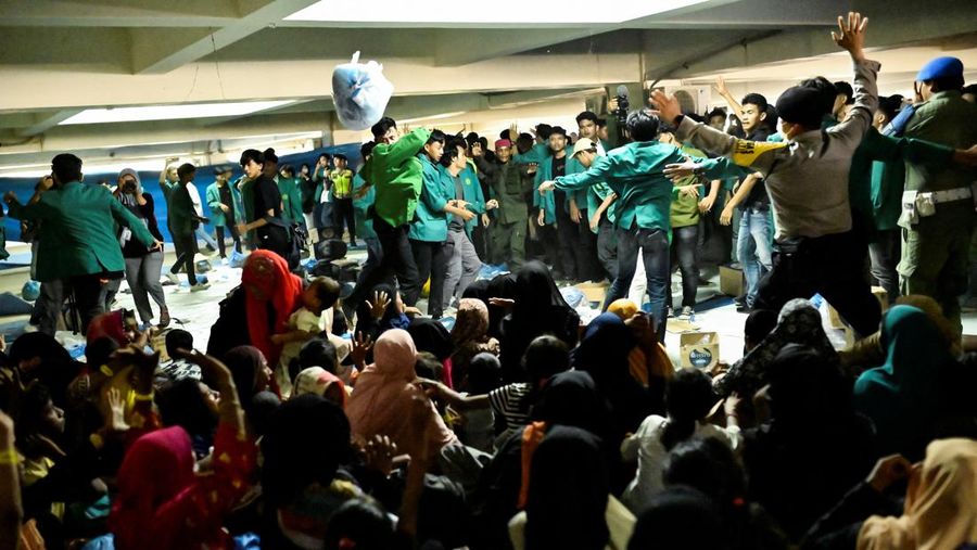 Aksi unjuk rasa untuk deportasi pengungsi Rohingya di Banda Aceh, Provinsi Aceh, Rabu (27/12/2023). (REUTERS/Riska Munawarah)