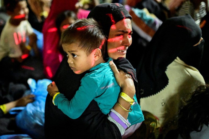 Aksi unjuk rasa untuk deportasi pengungsi Rohingya di Banda Aceh, Provinsi Aceh, Rabu (27/12/2023). (REUTERS/Riska Munawarah)