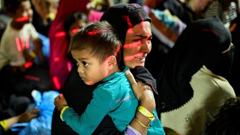 Aksi unjuk rasa untuk deportasi pengungsi Rohingya di Banda Aceh, Provinsi Aceh, Rabu (27/12/2023). (REUTERS/Riska Munawarah)