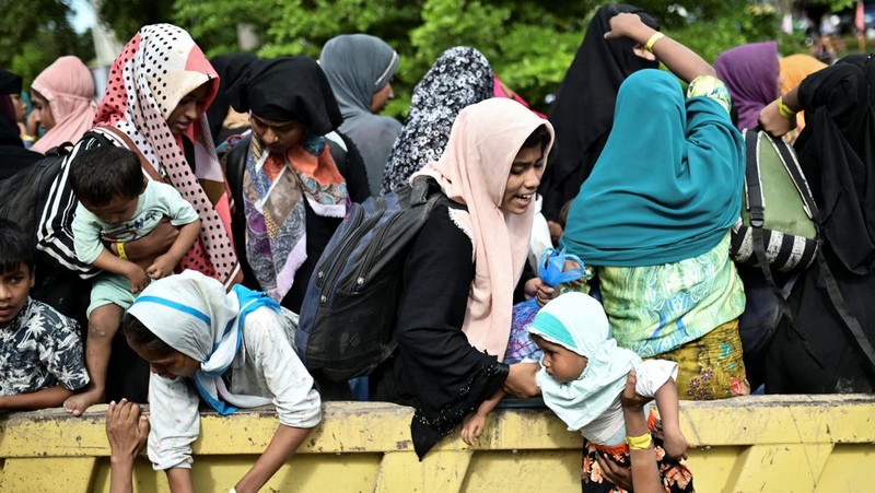Aksi unjuk rasa untuk deportasi pengungsi Rohingya di Banda Aceh, Provinsi Aceh, Rabu (27/12/2023). (REUTERS/Riska Munawarah)