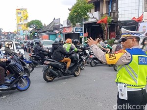 Macet, Antrean Kendaraan ke Canggu Padat Saat Libur Nataru