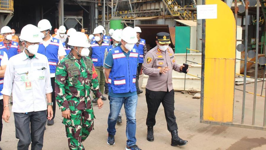 Deputi Kemenko Marves, Bupati Morowali, Dandim 1311, dan Kapolres Morowali melakukan pengecekan ke lapangan tempat peristiwa tungku smelter PT Indonesia Tsingshan Stainless Steel meledak beberapa waktu lalu, Rabu (27/12/2023), di Kawasan Industri IMIP, Morowali. (Dok. Dandim 1311)