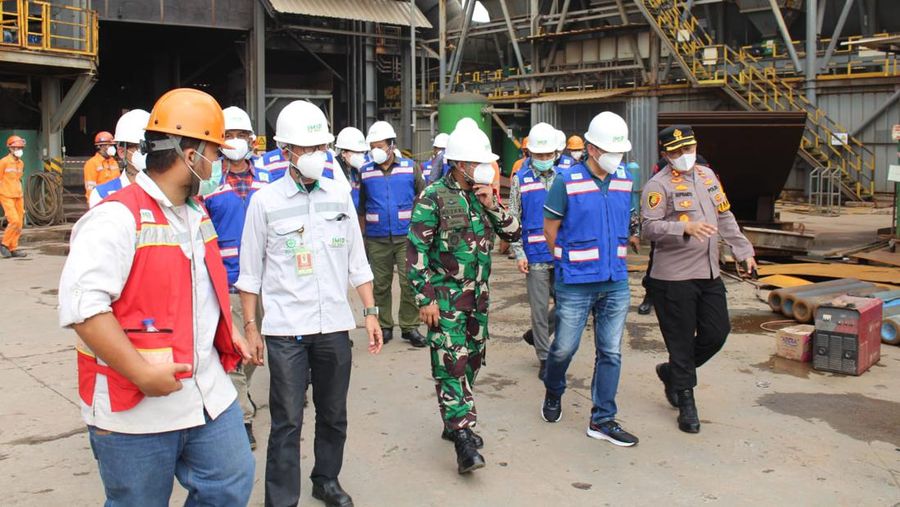 Deputi Kemenko Marves, Bupati Morowali, Dandim 1311, dan Kapolres Morowali melakukan pengecekan ke lapangan tempat peristiwa tungku smelter PT Indonesia Tsingshan Stainless Steel meledak beberapa waktu lalu, Rabu (27/12/2023), di Kawasan Industri IMIP, Morowali. (Dok. Dandim 1311)