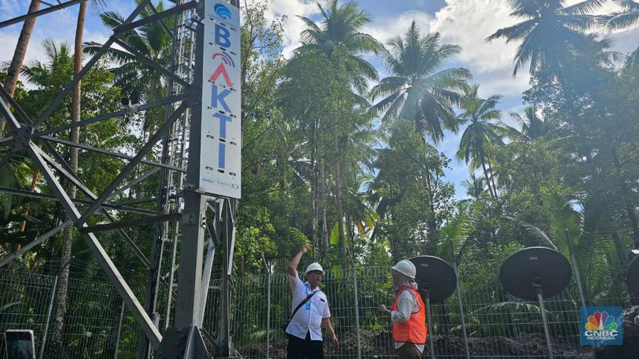 Dirut Bakti Kominfo. Fadhilah Mathar (kanan) dan Deputi Project Director PT SEI konsorsium paket 3, Agus Purnama (kiri). (CNBC Indonesia/Kartini Bohang)