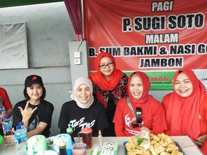 Momen Siti Atikoh Sarapan di Magelang, Beri Makanan Gratis ke Warga