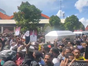 Massa Antar Jenazah Lukas Enembe Ricuh, Pemprov Papua Minta Jaga Kedamaian