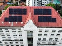 PLTS Nempel di Atap 40 Stasiun Kereta Api, Ini Penampakannya