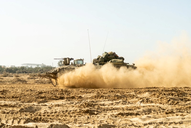 Pria Yahudi ultra-Ortodoks memberi isyarat saat tank Israel melakukan manuver di dekat perbatasan Israel-Gaza, di tengah konflik yang sedang berlangsung antara Israel dan kelompok Islam Palestina Hamas, di Israel selatan, 27 Desember 2023. Pria Yahudi ultra-Ortodoks memberi isyarat saat tank Israel melakukan manuver di dekat perbatasan Israel-Gaza, di tengah konflik yang sedang berlangsung antara Israel dan kelompok Islam Palestina Hamas, di Israel selatan, 27 Desember 2023. (REUTERS/Amir Cohen)
