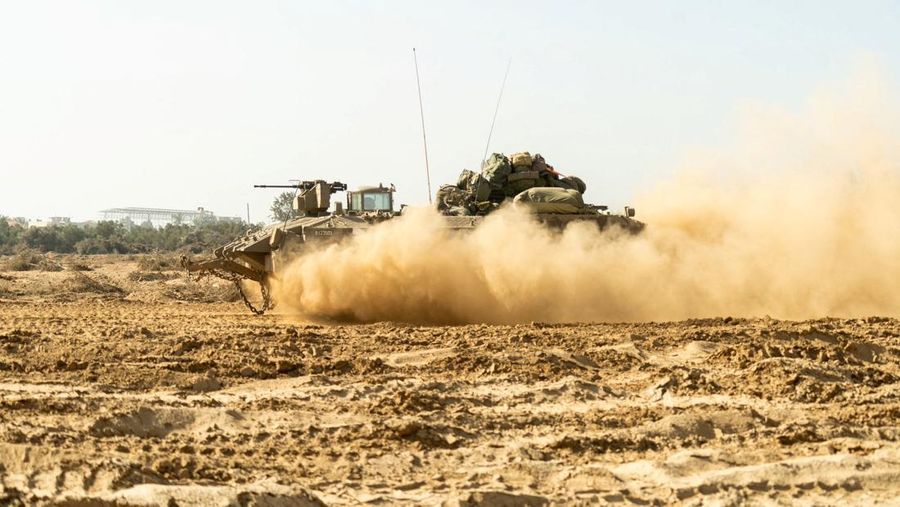 Kendaraan militer Israel beroperasi di Jalur Gaza, di tengah konflik yang sedang berlangsung antara Israel dan kelompok Islam Palestina Hamas, dalam gambar selebaran yang dirilis pada 27 Desember 2023. (Israel Defense Forces/Handout via REUTERS)