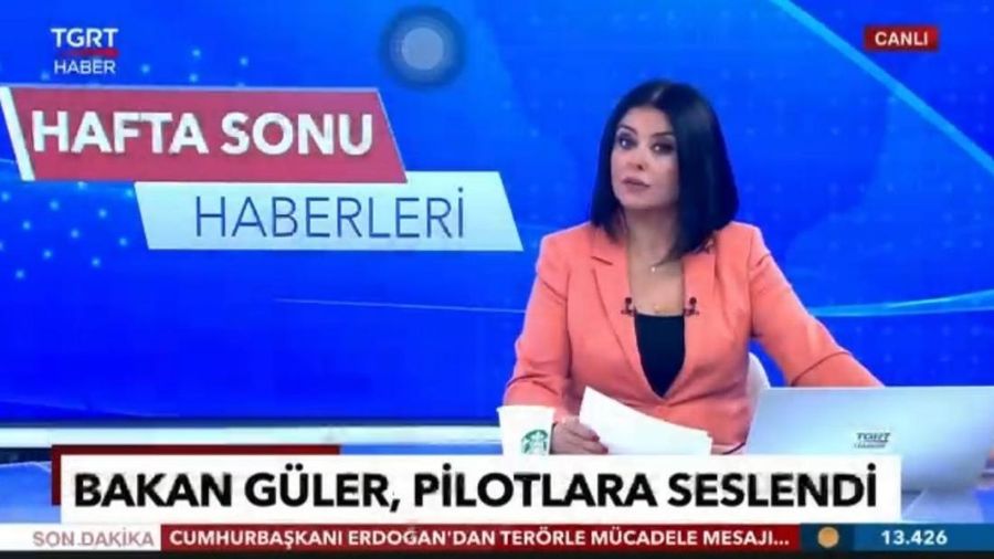 Meltem Günay News Anchor TGRT Haber media Turki dipecat usai menggunakan produk Starbuck saat siaran berlangsung. (Media X @ersinceliq)