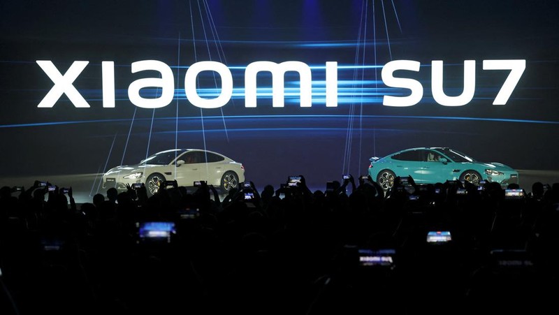 Pendiri dan CEO Xiaomi Lei Jun berbicara di sebuah acara tentang kendaraan listrik (EV) SU7 pertama perusahaan, di Beijing, Cina 28 Desember 2023. (REUTERS/Florence Lo)