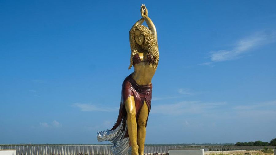 Patung penyanyi Kolombia Shakira berdiri di Gran Malecon de Barranquilla, di Barranquilla, Kolombia, 27 Desember 2023. (REUTERS/Carlos Parra Rios)