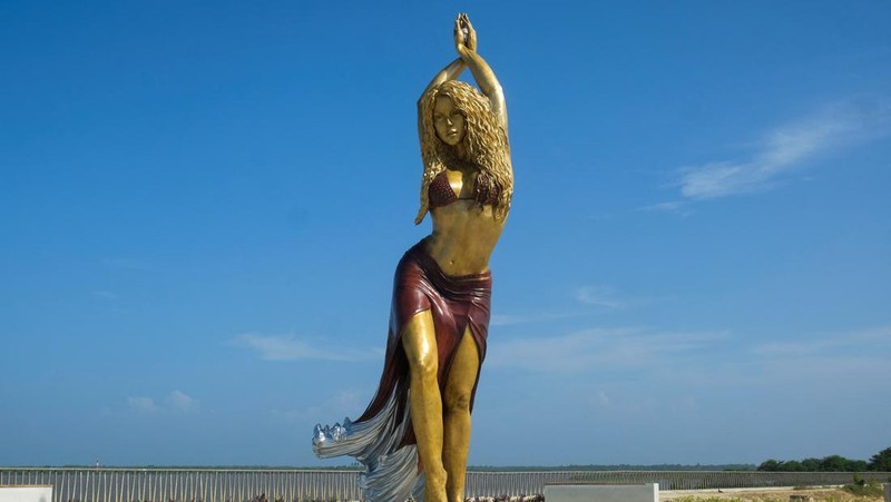 Patung penyanyi Kolombia Shakira berdiri di Gran Malecon de Barranquilla, di Barranquilla, Kolombia, 27 Desember 2023. (REUTERS/Carlos Parra Rios)